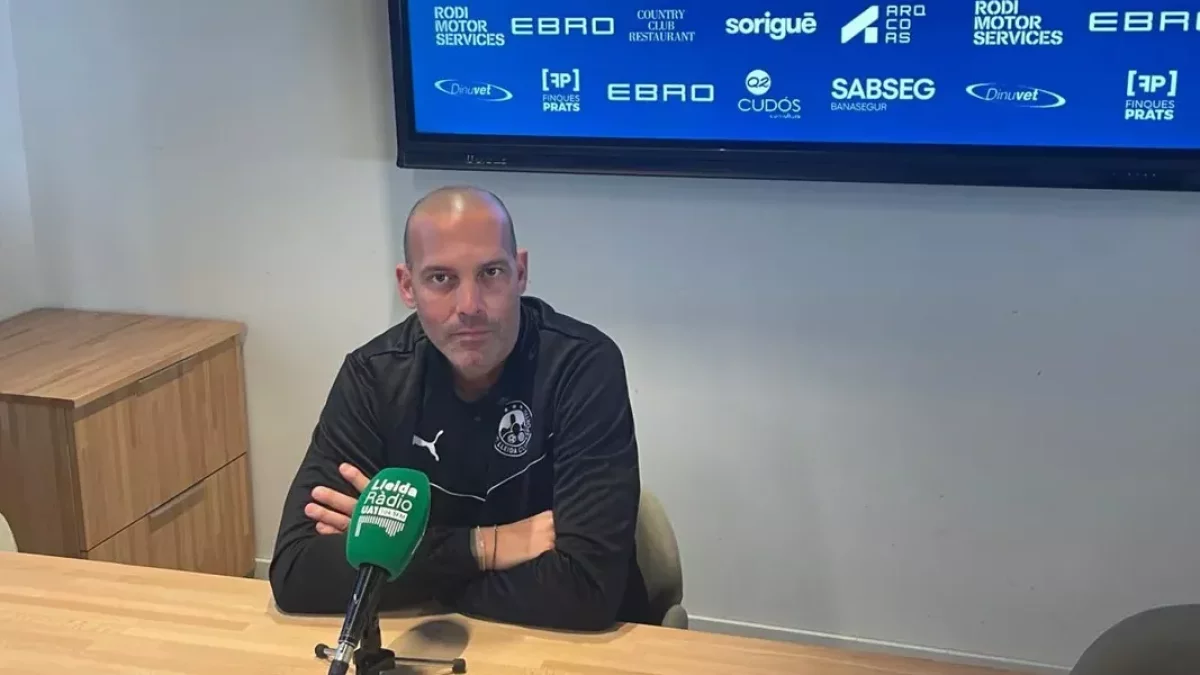 L’entrenador de l’Atlètic Lleida, Gabri García, ahir en roda de premsa. - MARC PERELLÓ SALVIA