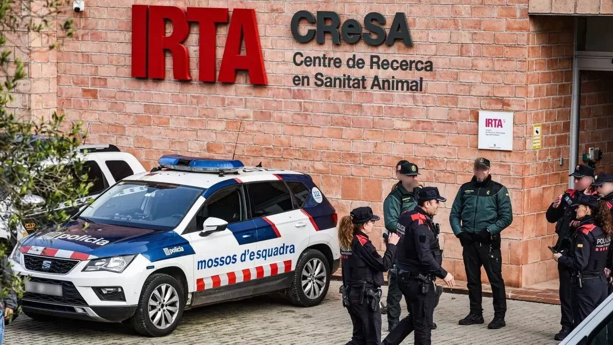 Agentes de los Mossos d’Esquadra y la Guardia Civil en la entrada de la sede del IRTA-CReSA. - EUROPA PRESS
