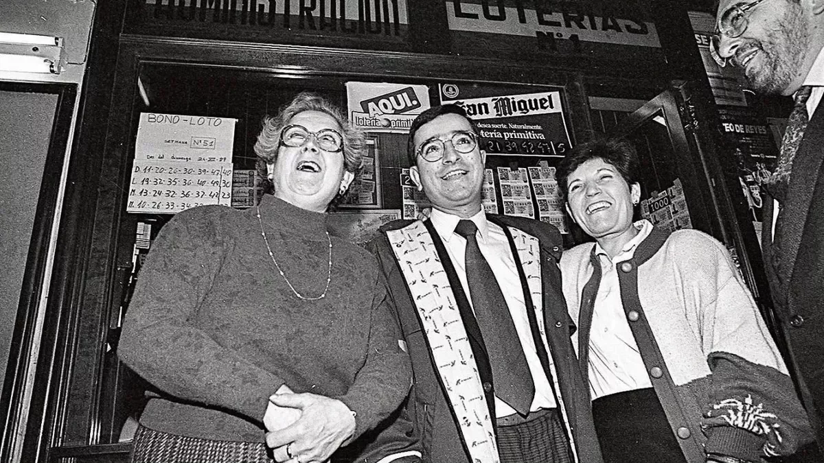 Celebración del tercer premio de la Lotería de Navidad vendido en Rosa de Ponent en 1989. - LLEONARD DELSHAMS