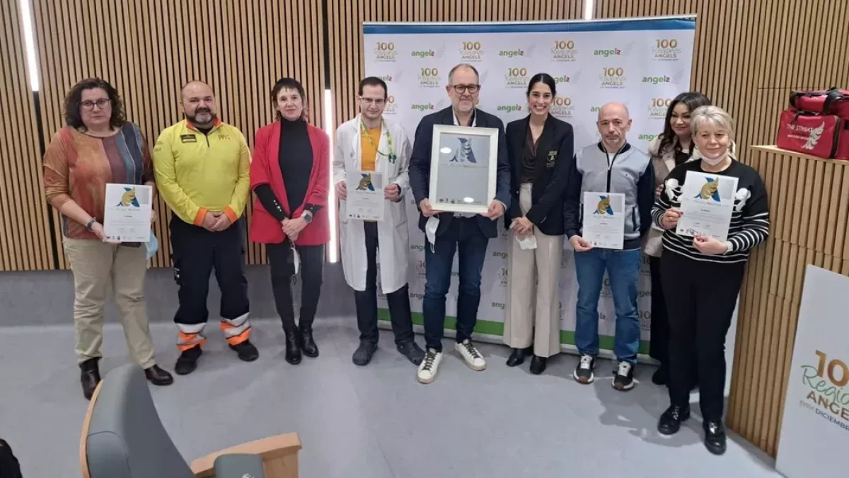 Purroy, en el centro, con miembros de los otros hospitales de Lleida, el SEM y del colegio Pinyana. - SCD