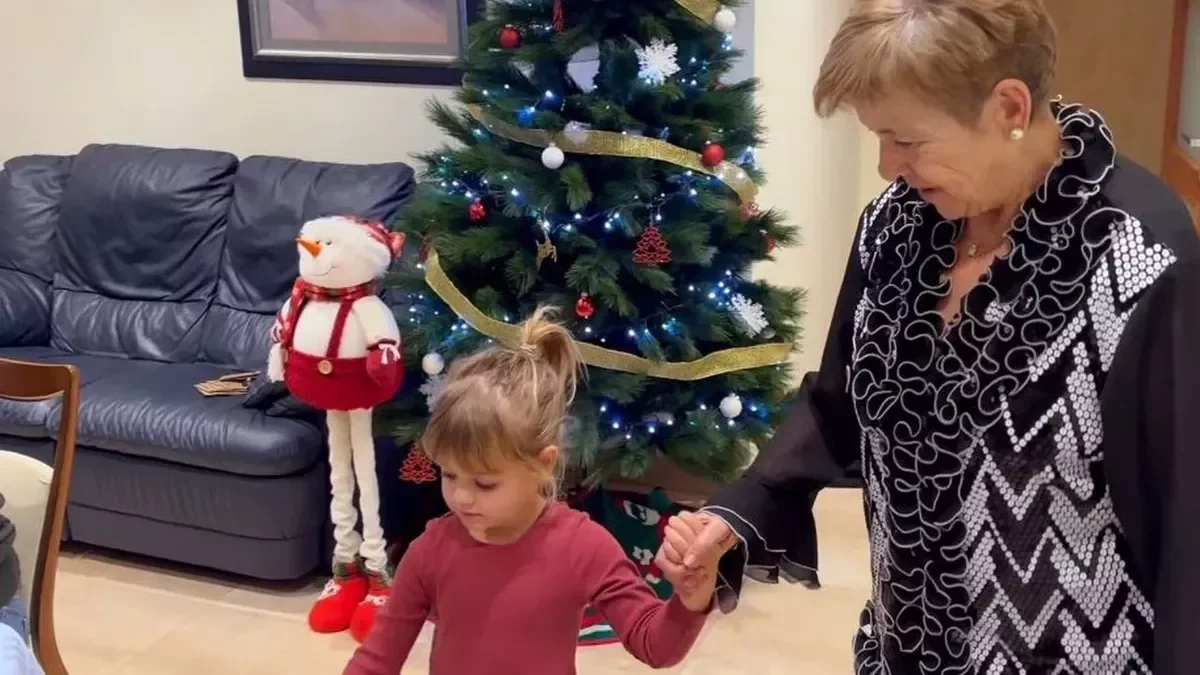 La niña va a buscar a la abuela y la invita a comer.