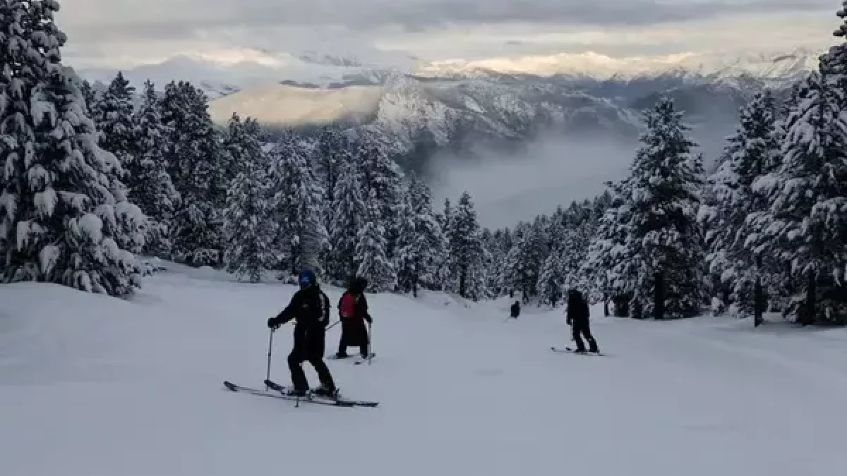 Esquiadors gaudint de la neu a les pistes de Port Ainé durant la jornada d’ahir. - FGC