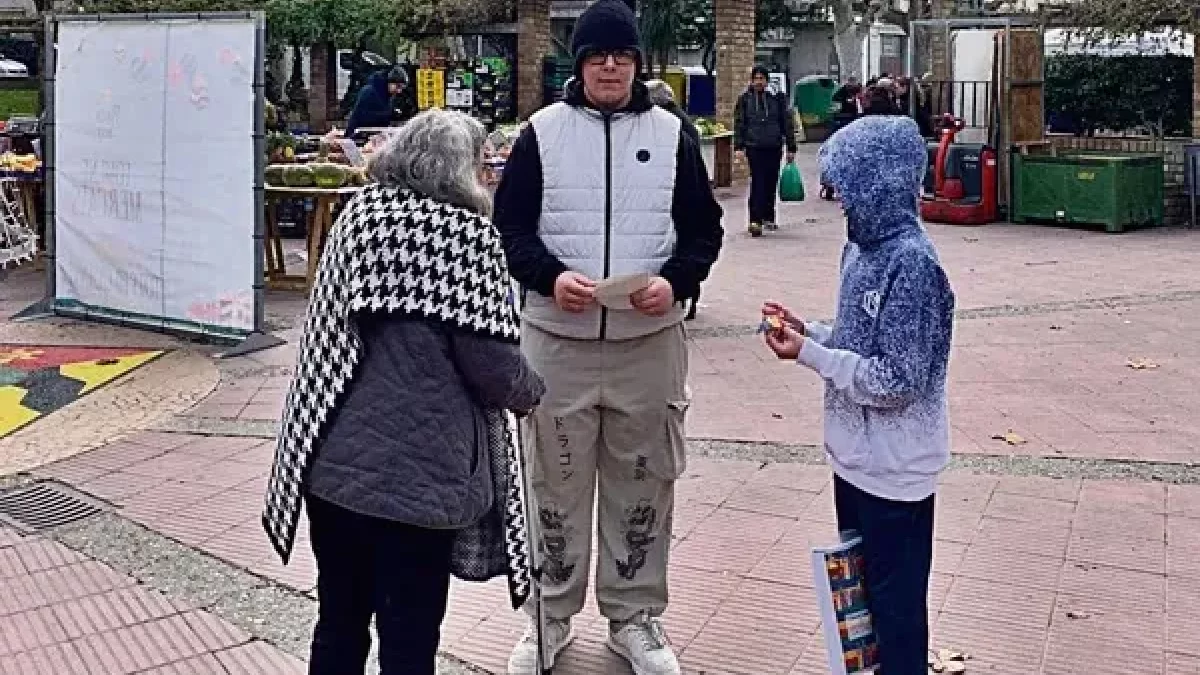 Els participants van entrevistar els clients del mercat. - AJUNTAMENT DE BELLPUIG