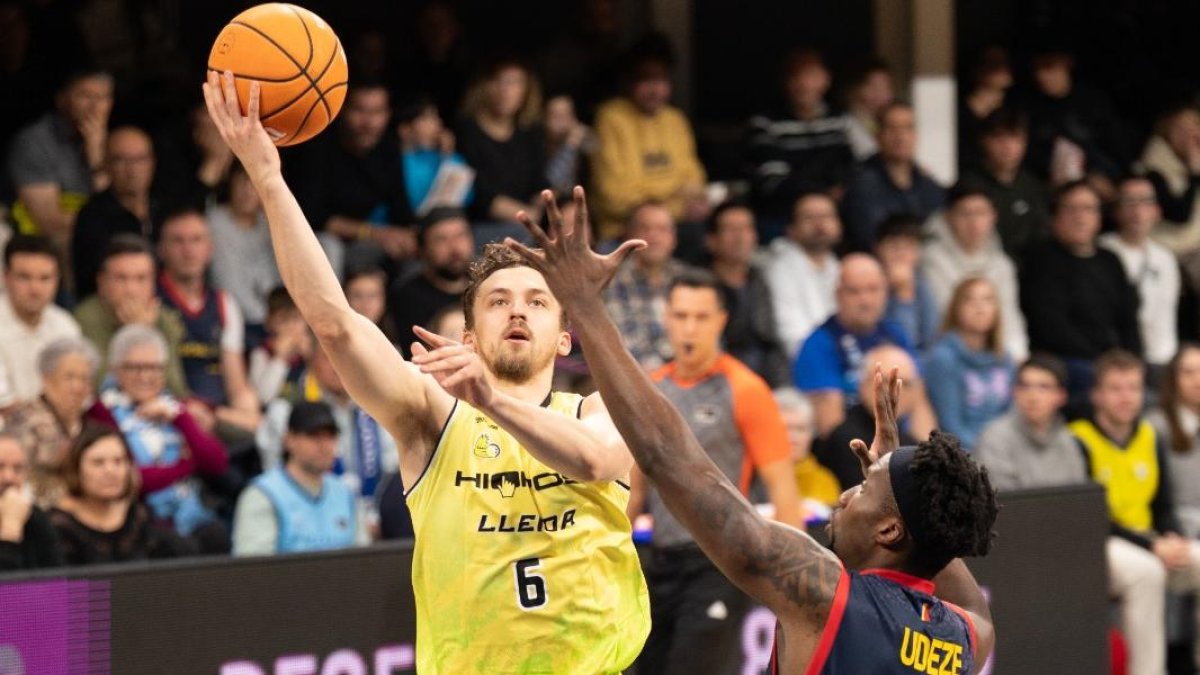 Zorkis, del Hiopos Lleida, intenta la canasta ante un rival.