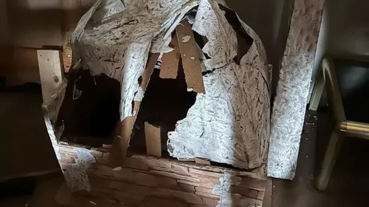 Imatge del decorat del forn de pa destrossat. - TEATREMP