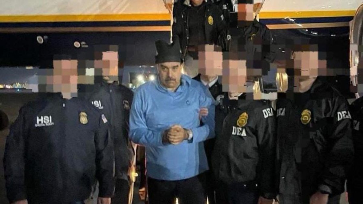 Fotografía que muestra al presidente de Venezuela, Nicolás Maduro, escoltado por agentes de la Administración para el Control de Drogas (DEA) en Nueva York (Estados Unidos).