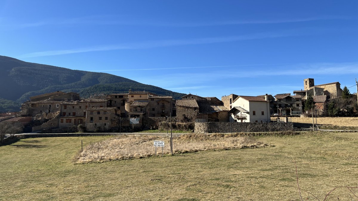 Vista del poble de Josa i Tuixén des de l'entrada.