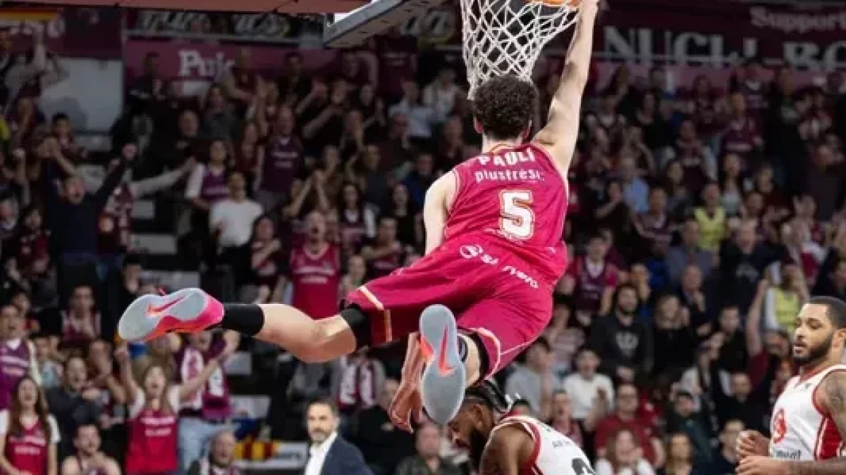 Oriol Paulí es penja del cèrcol / Javi Enjuanes