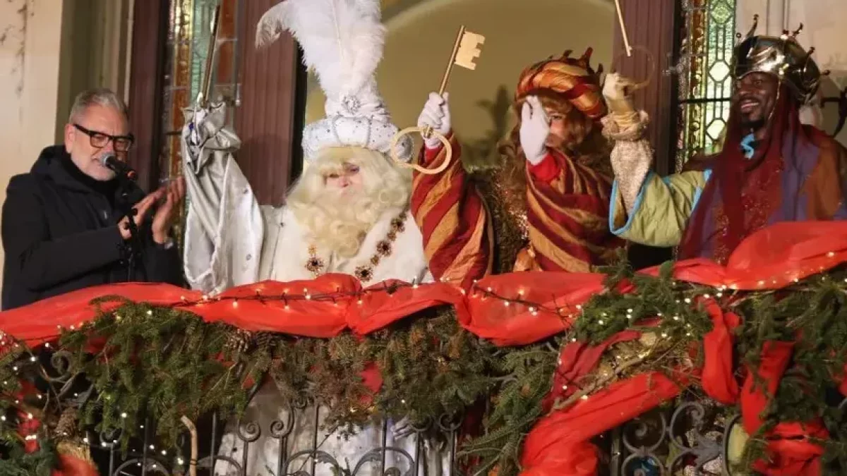 Melchor, Gaspar y Baltasar, con las llaves con que han podido entrar en las casas a dejar regalos. - AMADO FORROLLA