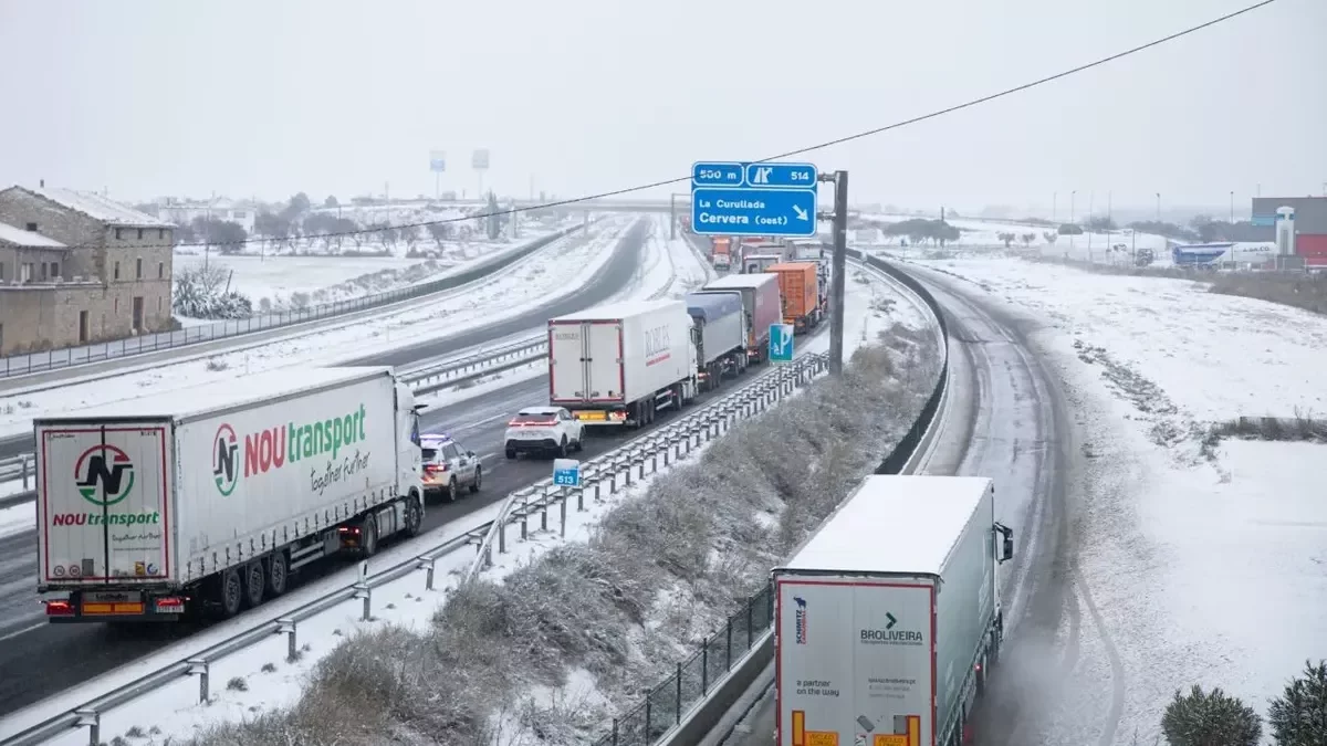 A Cervera es van registrar fins a 5 quilòmetres de cues a l’A-2 en sentit Barcelona per un accident. - BOMBERS