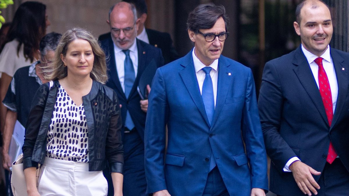 Arxiu- El president de la Generalitat, Salvador Illa, la consellera de Drets Socials i Inclusió, Mònica Martínez Bravo, i el conseller de Presidència, Albert Dalmau, en una imatge d’arxiu en el Palau de la Generalitat.