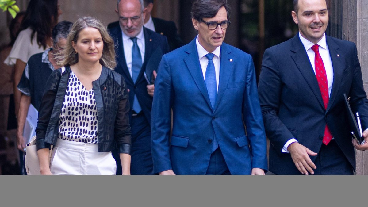 Archivo - El presidente de la Generalitat, Salvador Illa, la consellera de Derechos Sociales e Inclusión, Mònica Martínez Bravo, y el conseller de Presidencia, Albert Dalmau, en una imagen de archivo en el Palau de la Generalitat.