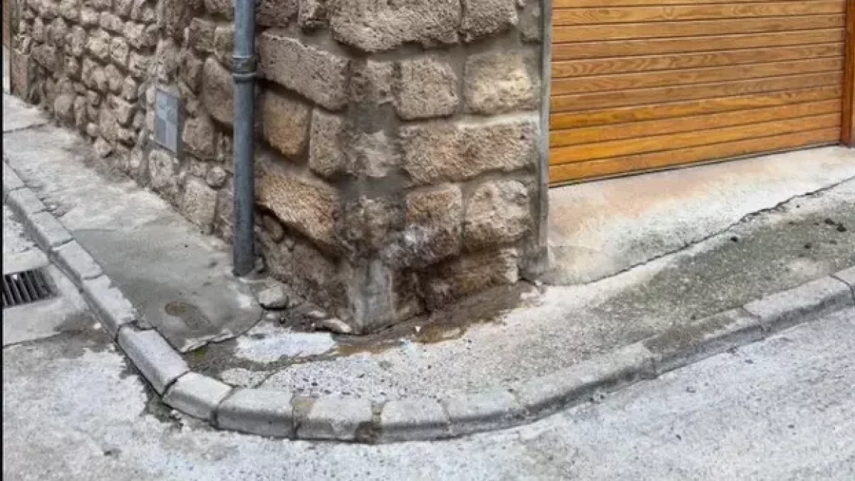 Orines en una cantonada d’un carrer del centre d’Arbeca. - A.A.