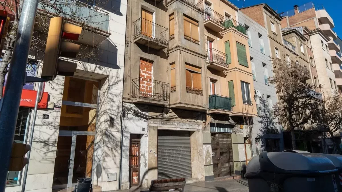 L’edifici de Prat de la Riba propietat de la Sareb està deshabitat. - PAU PASCUAL PRAT