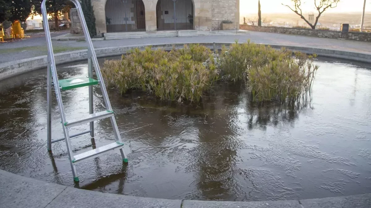 En Tàrrega la temperatura bajó a los 5,3 grados negativos y el agua de fuentes quedó helada. - JORDI PRAT