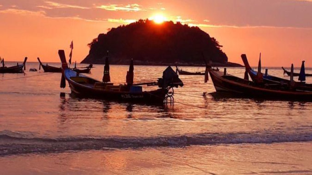 Phuket és una de les illes més grans de Tailàndia,
reconeguda mundialment per les seues platges, on si el
temps acompanya es pot gaudir de belles postes de sol.