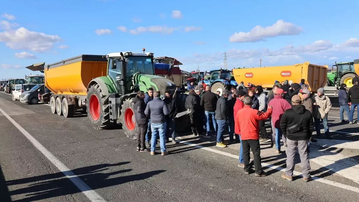 Els pagesos estan decebuts amb la UE, però no llancen la tovallola i mantenen el tall de l’autovia a Fondarella. - JOAN GÓMEZ
