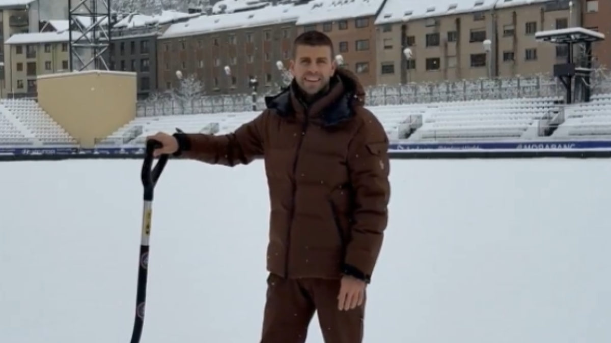 Piqué demanant ajuda els aficionats per retirar la neu