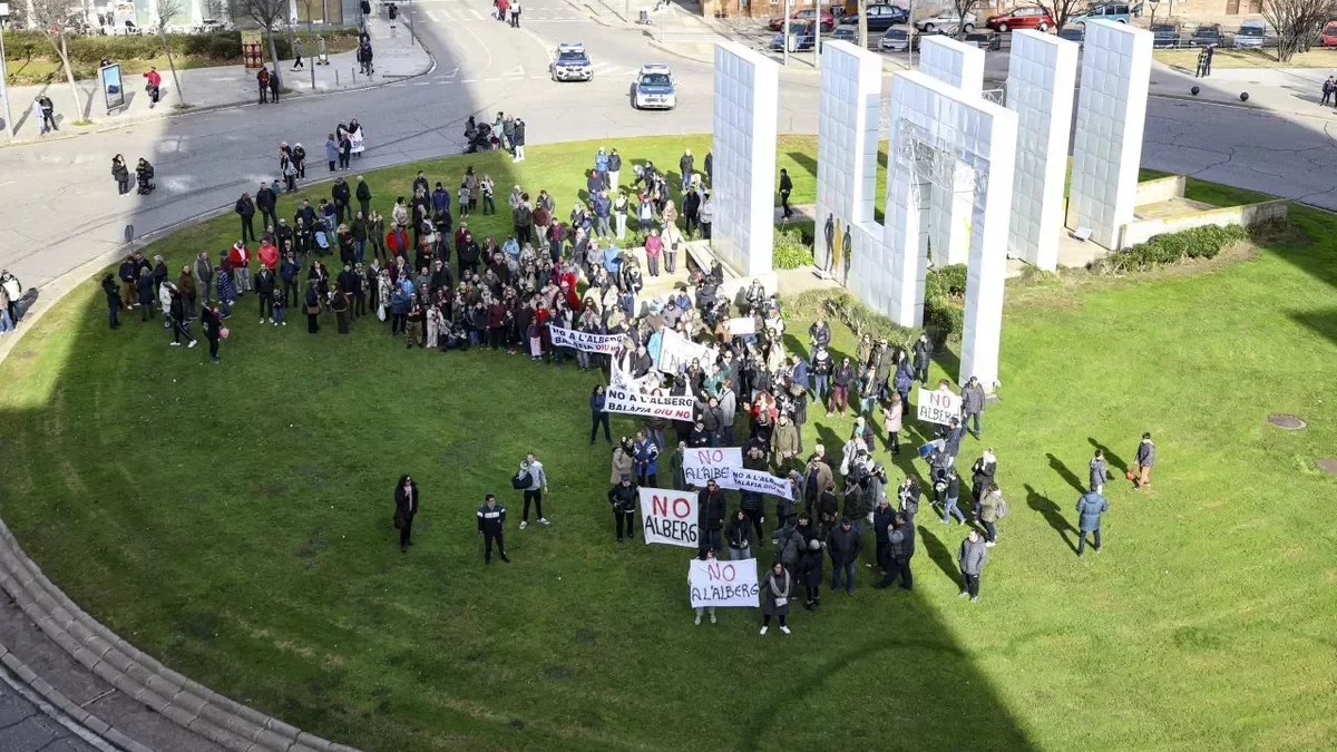 Imatge aèria de la manifestació contra el hub cívic de Balàfia a la rotonda de la plaça Europa, ahir al migdia. - ÍNGRID SEGURA