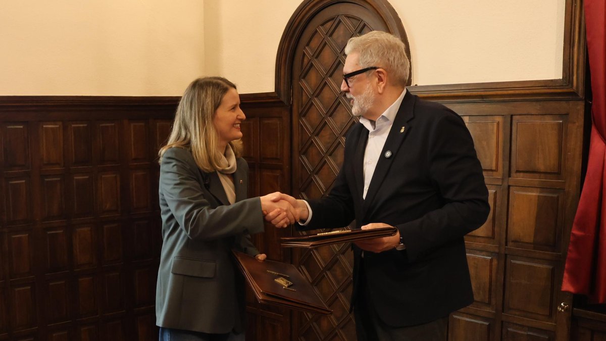 El paer en cap de Lleida, Fèlix Larrossa, dona la mà a la consellera Mònica Martínez per firmar l'acord de finançament.