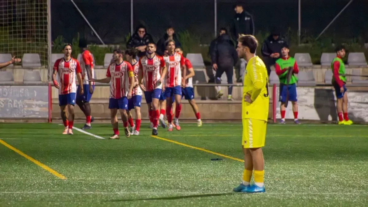 Pau Russo, contrariat després d’encaixar el tercer gol del partit. - ÀLEX SAMPER