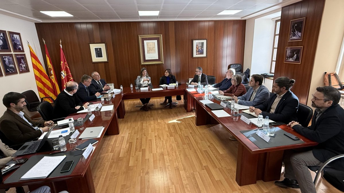 La consellera de Territorio, Sílvia Paneque, se ha entrevistado con la síndica de Aran, Maria Vergés, en el Conselh Generau d'Aran