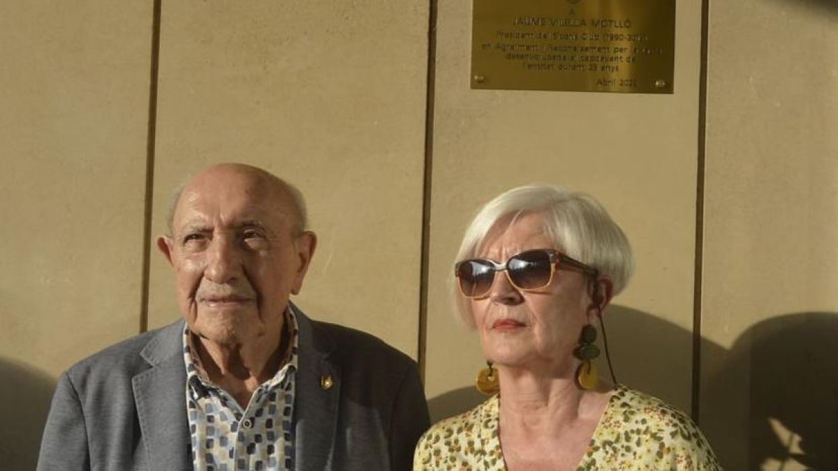 Jaume Vilella, a l'esquerra, amb la seua dona, el juny passat al Club Sícoris, el dia que li van fer un homenatge per la seua trajectòria com a president de l'entitat.