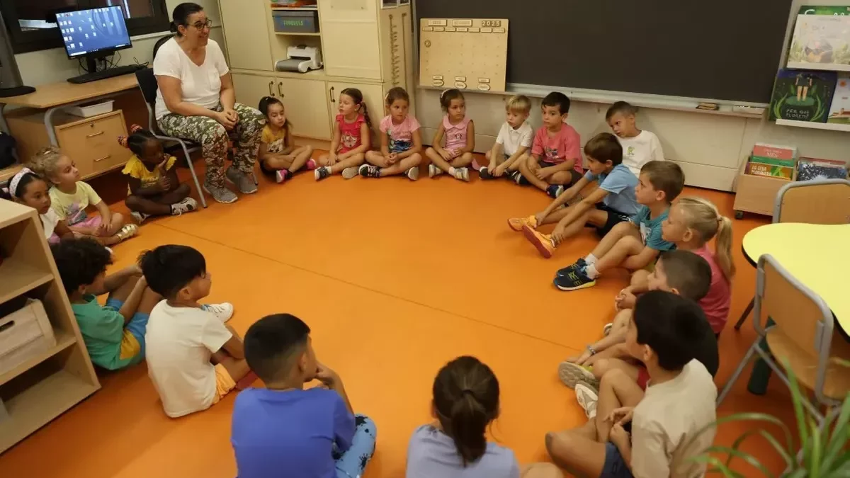 Alumnos el primer día de clase de este curso en un colegio de la ciudad de Lleida. - AMADO FORROLLA
