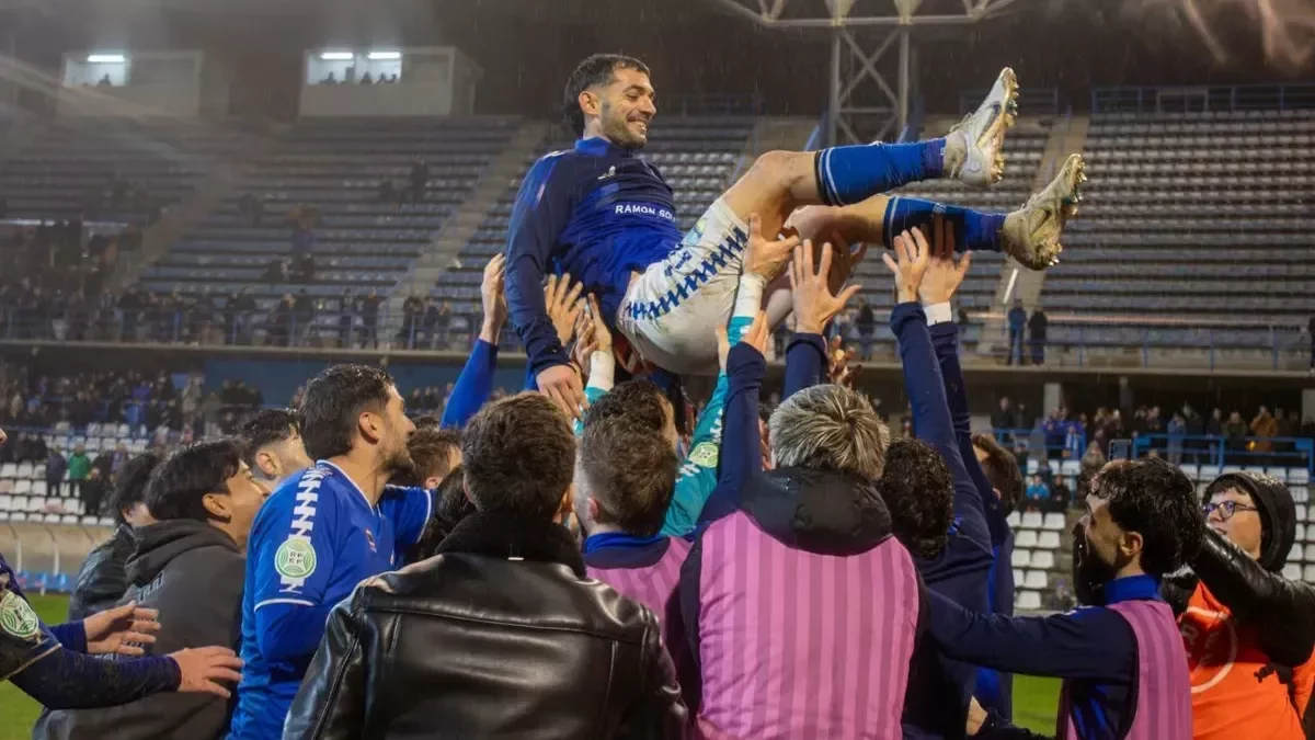 Els companys mantegen després del partit Òscar Rubio, que va oferir un breu discurs a l’afició que va acudir al Camp d’Esports per al seu comiat. - ÀLEX SAMPER