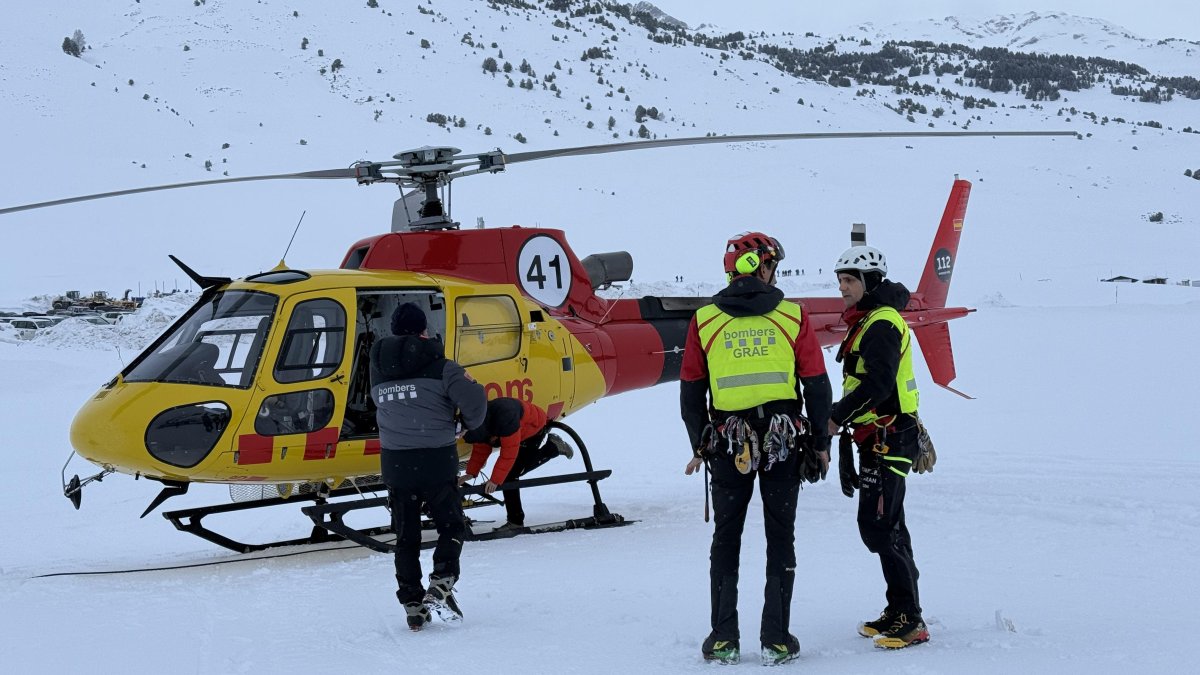 Un helicòpter dels Bombers i efectius per participar a la recerca aquest dilluns d'un possible segon esquiador atrapat a l'allau fora pistes de Baqueira Beret.