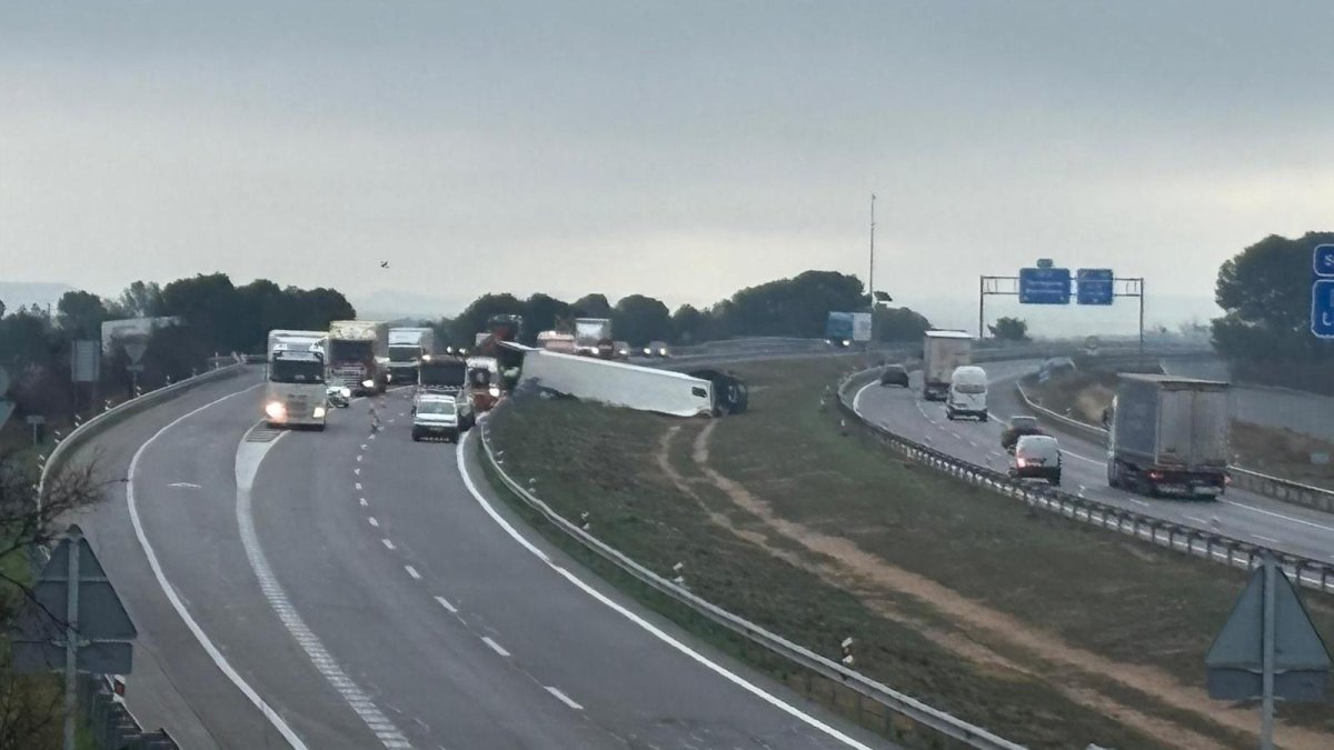 Accident d'un camió a l'AP-2 a Albatàrrec / Amado Forrolla