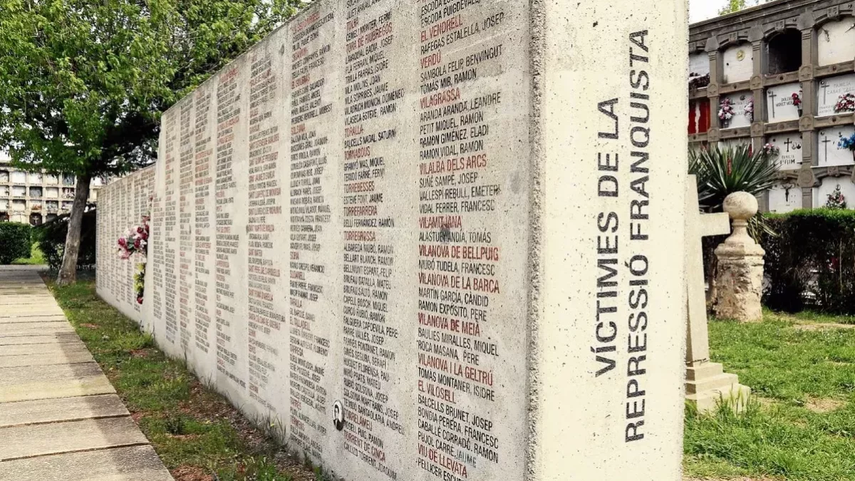Imatge d’arxiu del monument a les víctimes de la repressió franquista al cementiri de Lleida. - ACN
