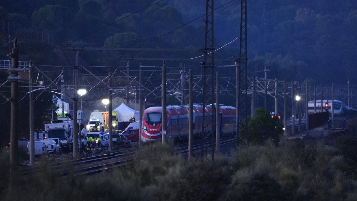 Zona del accidente ferroviario con los convoyes de trenes siniestrados donde continúan los trabajos de recuperación de los mismos.
