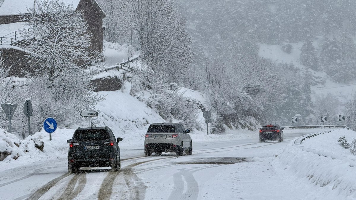 Vehicles circulant per l-N-260, a Rubió, Pallars Sobirà.