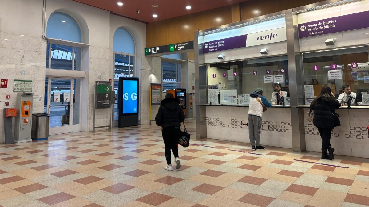 La estación de tren de Lleida, casi vacía a primera hora de la mañana de este miércoles.