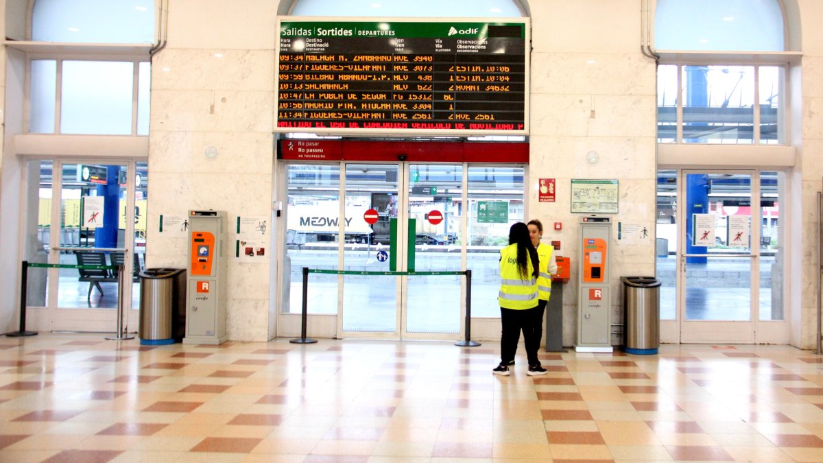 Dos informadors a l'entrada de l'estació Lleida-Pirineus.