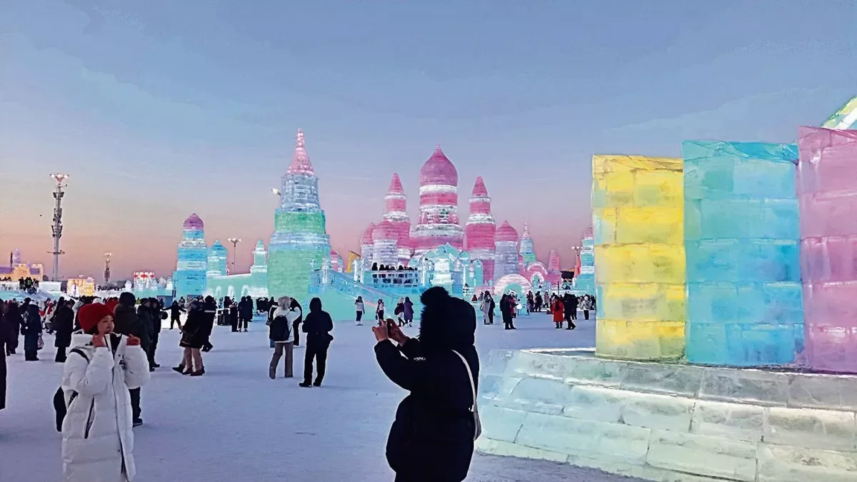 Vista general de la zona de la China en la que se celebra este concurso de esculturas de hielo y nieve que por la noche se ilumina. - LLUÍS RIBALTA