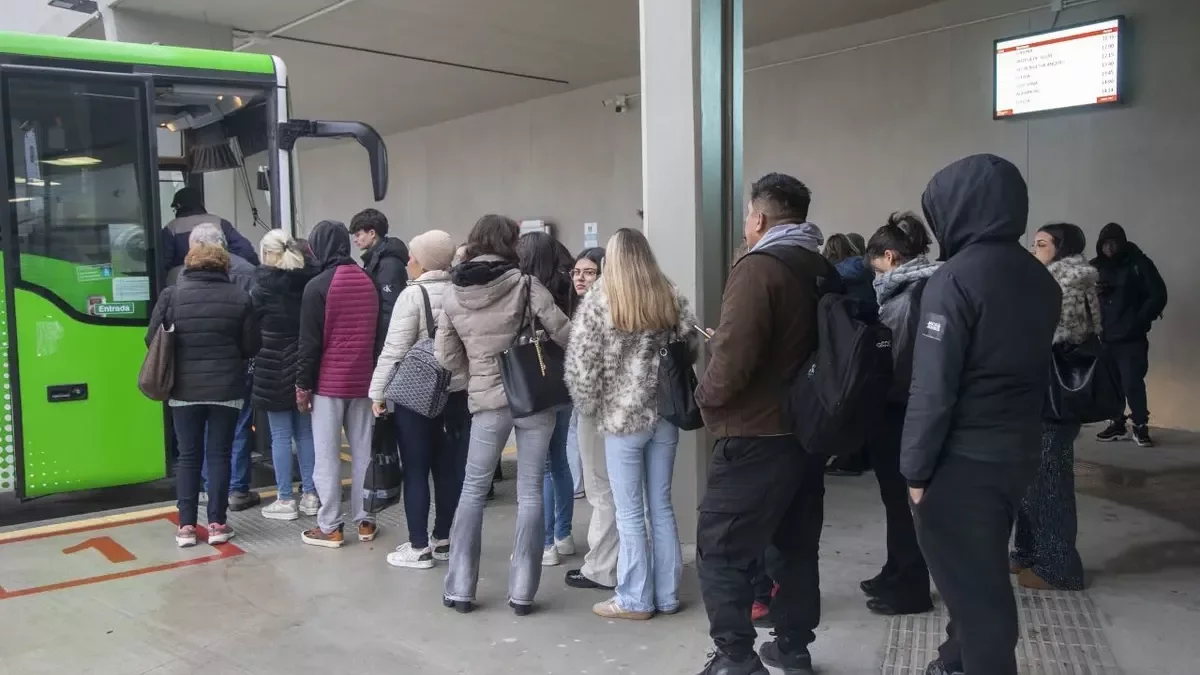 Viajeros tomando el bus en Tàrrega tras la suspensión de los trenes en la línea de Manresa (RL4).. - Laia Pedrós