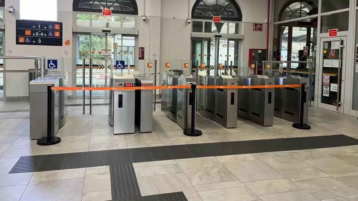 Estació inoperativa a Manresa. Barreres precintades i pantalles informant de les alternatives a l’estació. Mentrestant, l’escena a la porta és de confusió, amb treballadors provant d’informar els usuaris. - C.MOLINS