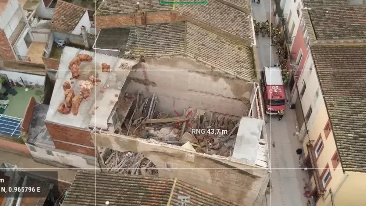 Imatge aèria dels bombers de la casa afectada. - E. FARNELL