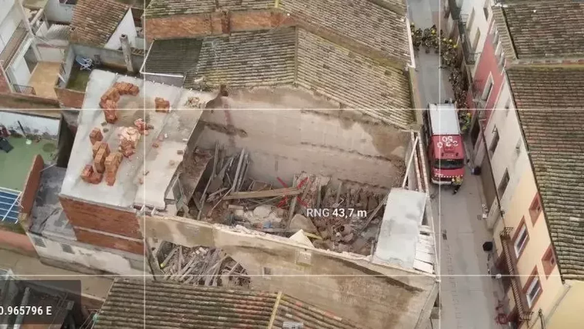 Imatge aèria dels bombers de la casa afectada. - E. FARNELL