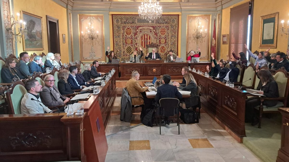 PSC, ERC i el Comú voten en conta de la moció del PP.