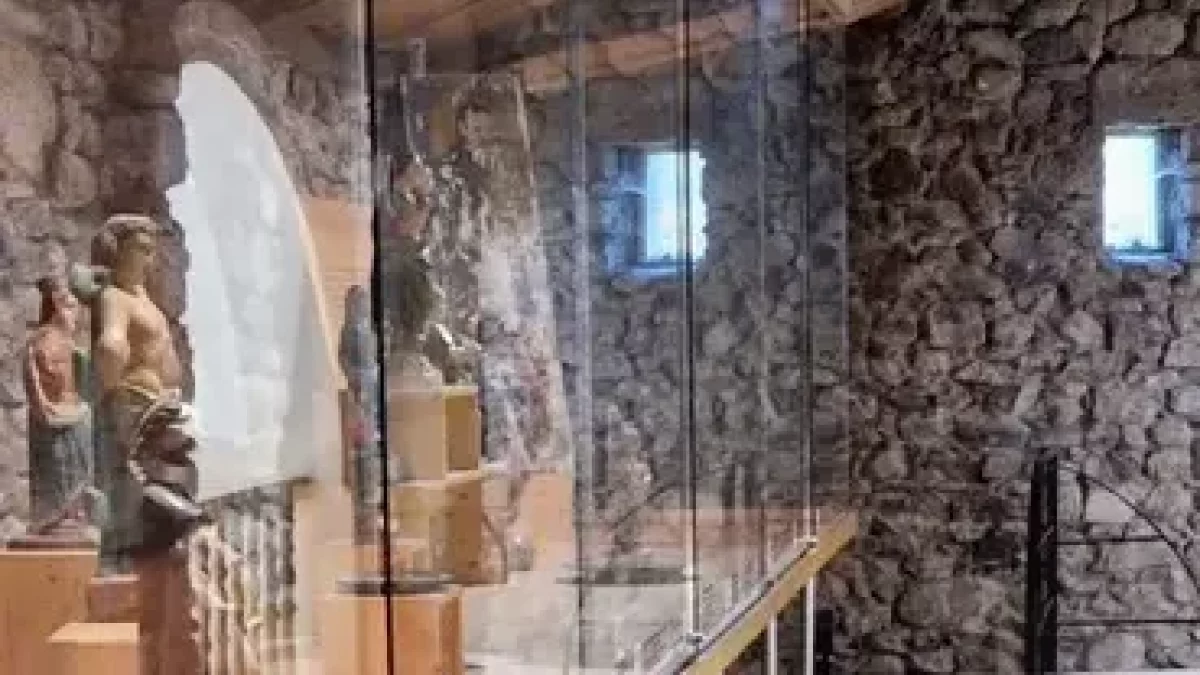 L’aigua cau directament a les vitrines de les escultures. - A.E.P.S