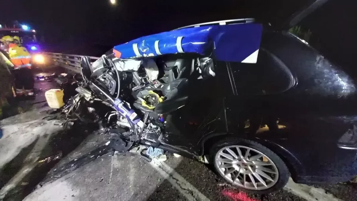 Estat d’un dels cotxes després de la col·lisió frontal a la C-14.