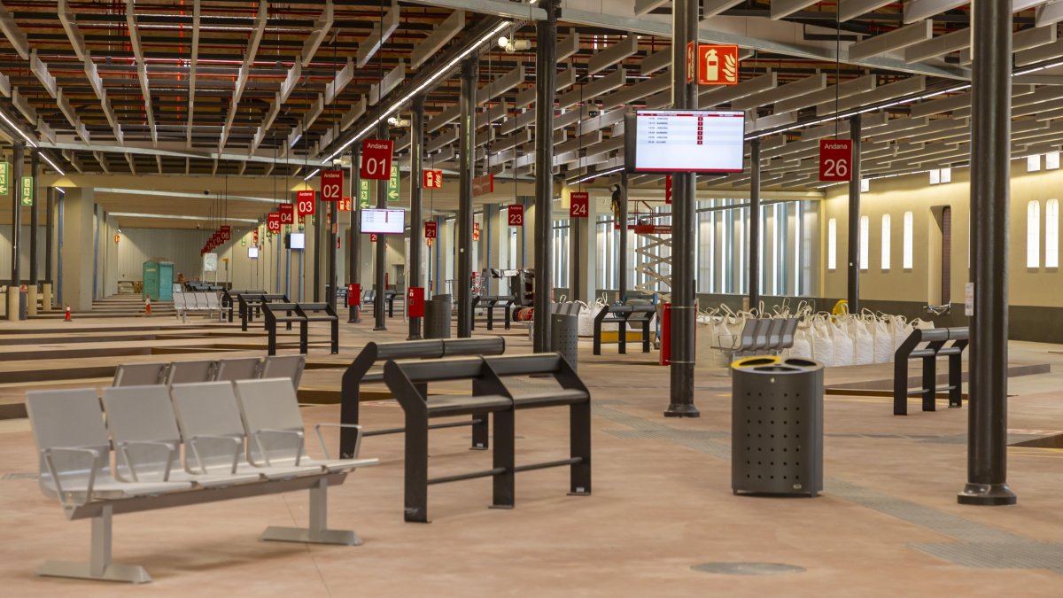 Vista de les andanes, que ja llueixen la retolació.