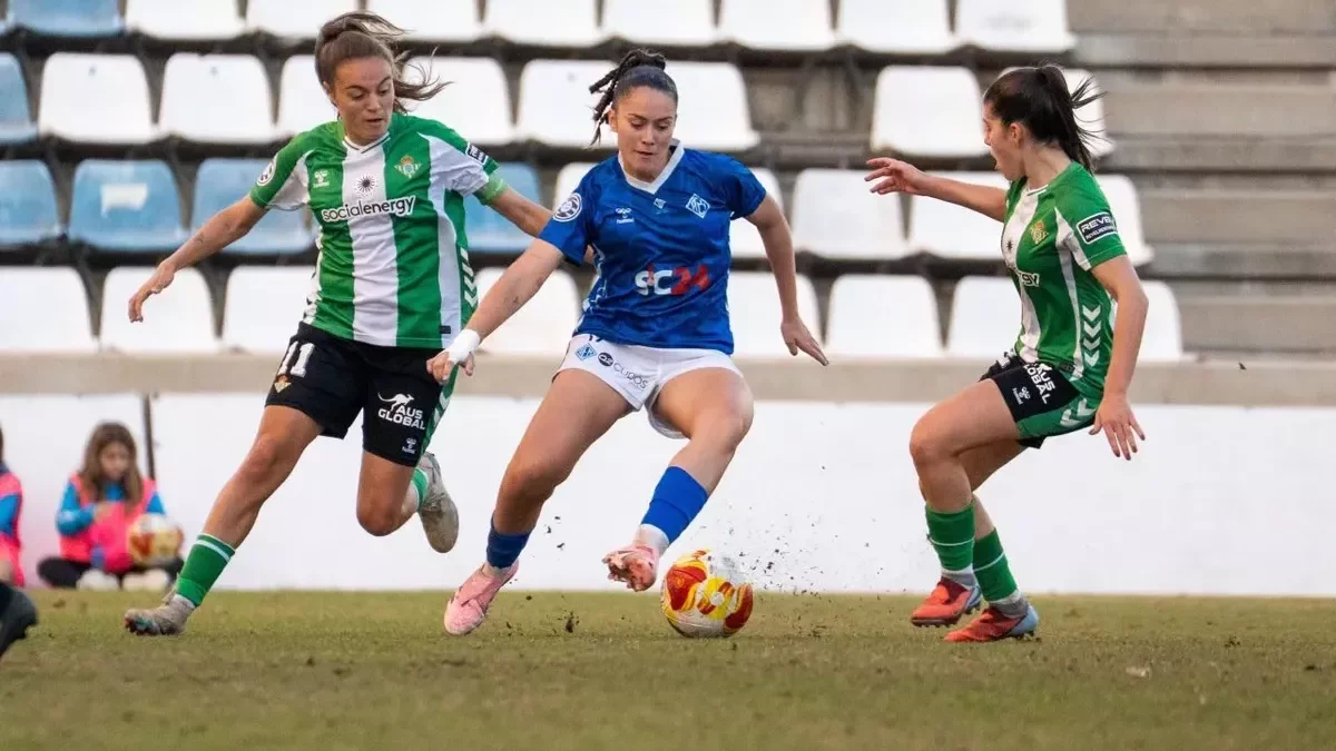 Laura Blasco, de l’AEM, davant dos jugadores del Betis en el partit de la primera volta. - PAU PASCUAL