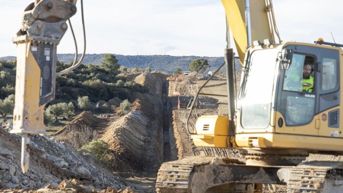 Les obres que s’executen per portar el reg a prop de mil hectàrees de les Garrigues.