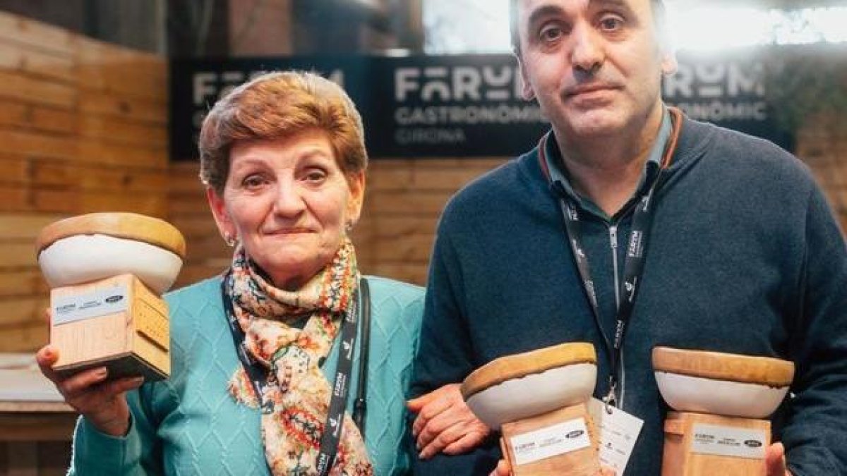 Ana Maria Estop i Josep Lluís Porté, amb els tres guardons. - FÒRUM GASTRONÒMIC DE GIRONA