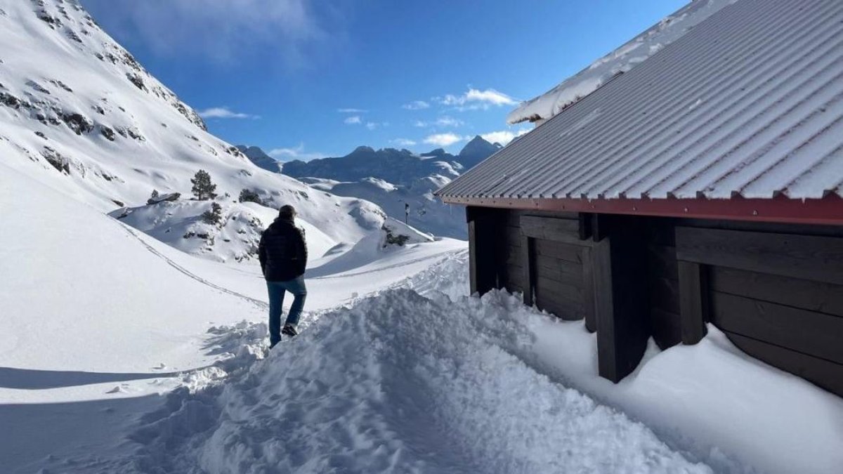 El refugio de Certascan, a 2.240 metros, con tres metros de nieve. - REFUGI DE CERTASCAN