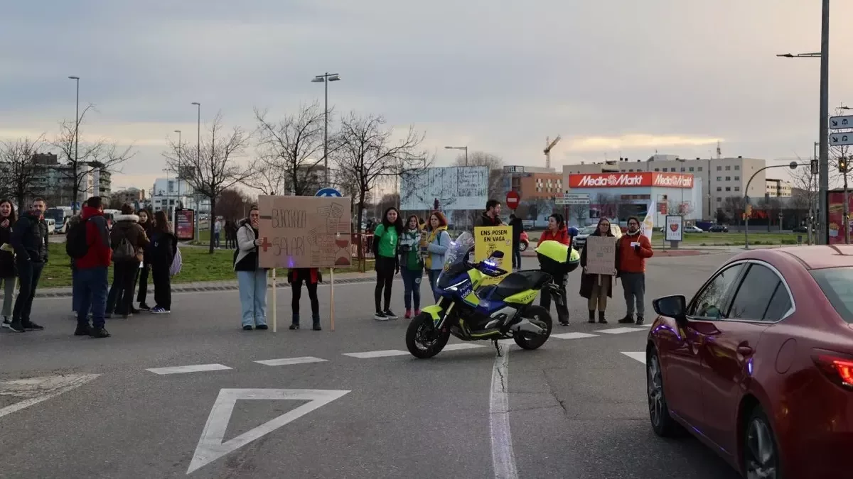 Delegats sindicals tallant el trànsit a la rotonda de l’Ll-11 amb Miquel Batllori. - AMADO FORROLLA